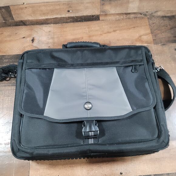 Targus 17" X13" X 2.5" Laptop/Messenger Multi Pocket Nylon Bag - Picture 1 of 8